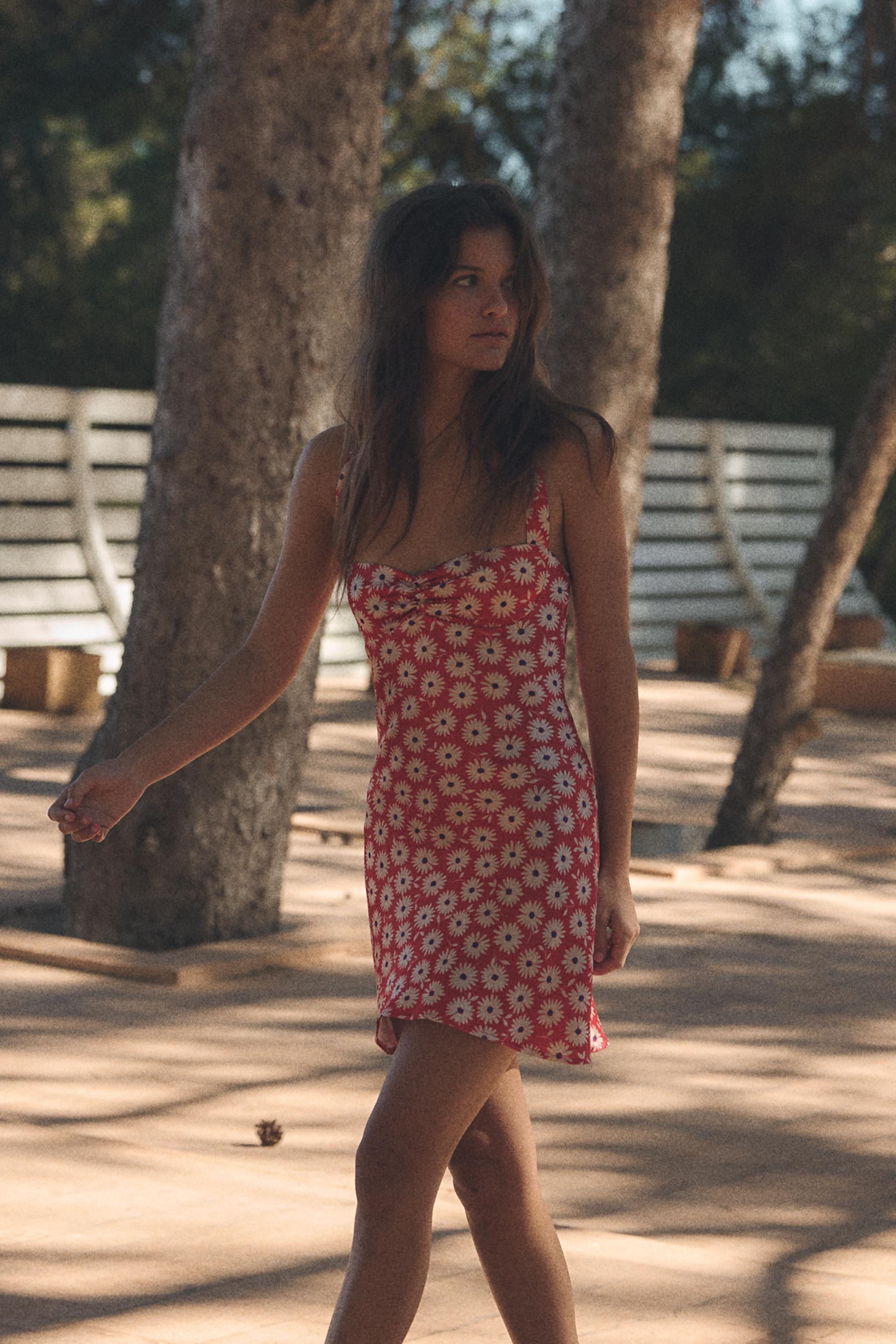 ROBE COURTE À ENCOLURE AMÉRICAINE ET FLEURS
