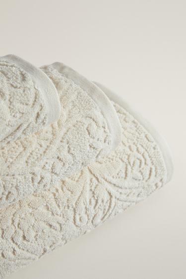 FLORAL JACQUARD BATH TOWEL — Ivory 2