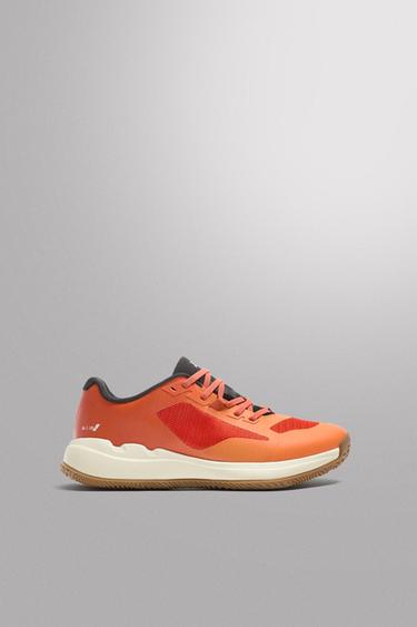 ZAPATILLA PARA DEPORTES DE CANCHA - Naranja de Zara