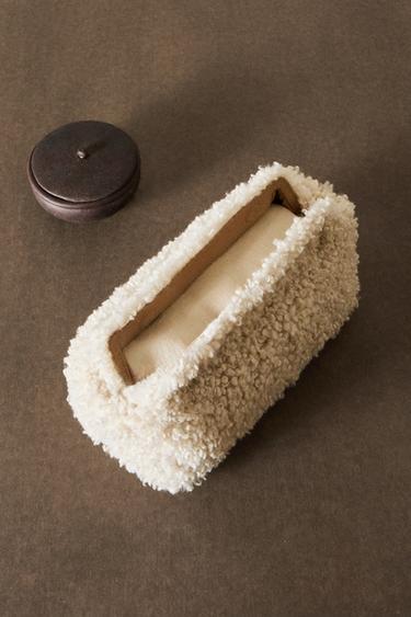 Zara MEDIUM FAUX FUR MAKEUP BAG - Off White