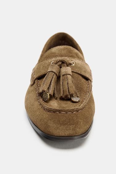MOCASSINS EN CROÛTE DE CUIR À POMPONS - Marron de Zara - Image 2