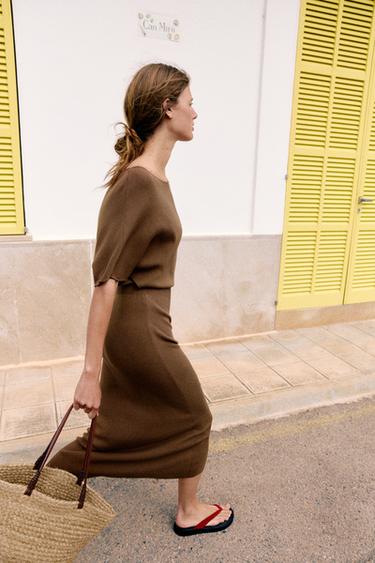 ROBE MI-LONGUE EN MAILLE AVEC CEINTURE - Marron de Zara - Image 4