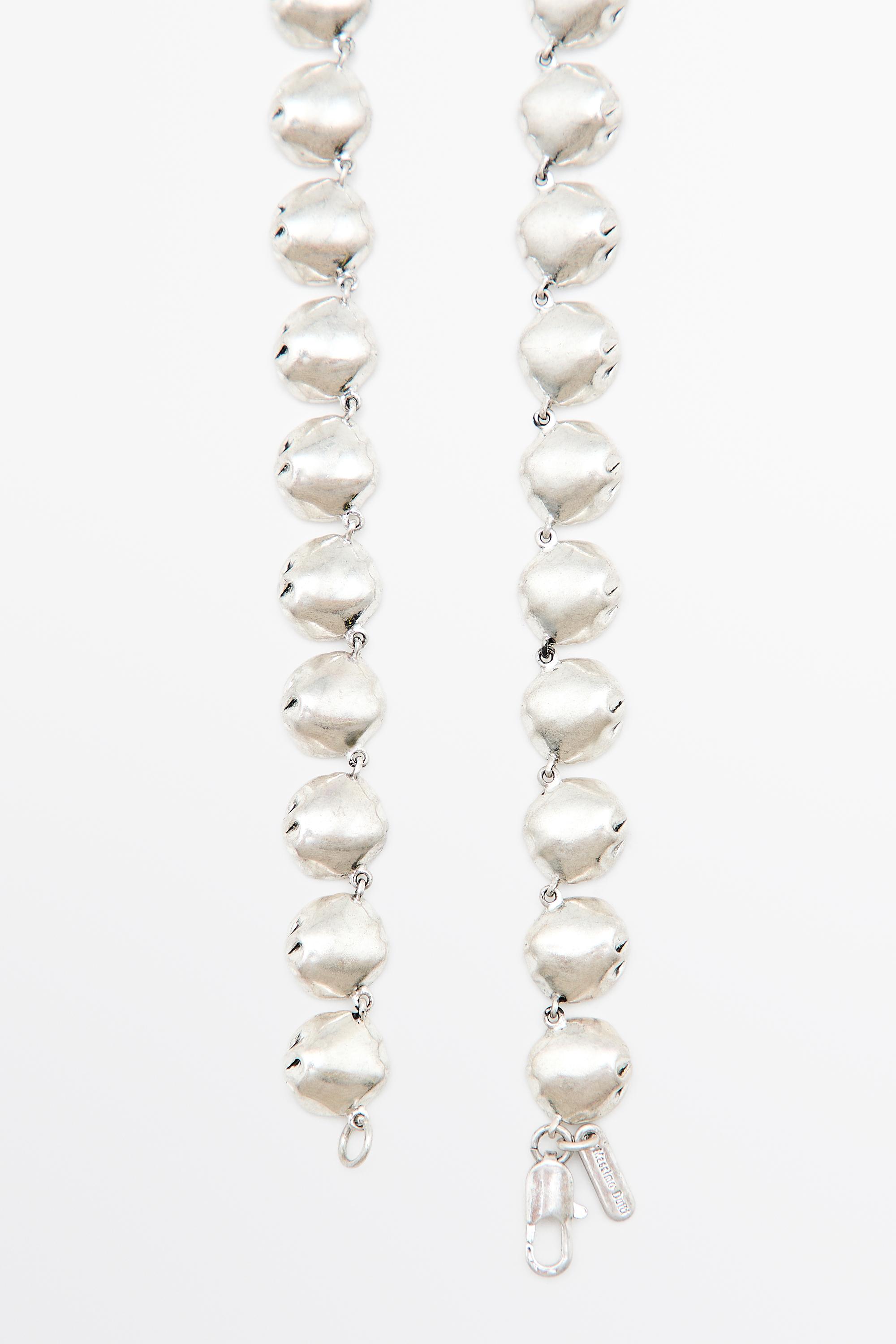 Collier long à pièces métalliques