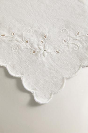 PACK OF FLORAL EMBROIDERED LINEN NAPKINS (PACK OF 2) - White by Zara - Image 2