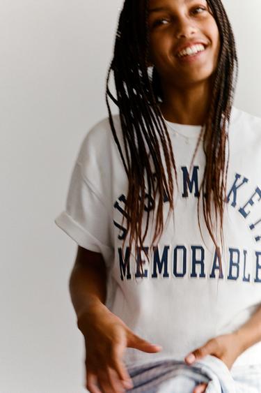 تيشرت VARSITY بنص - أبيض الخاص بـ Zara