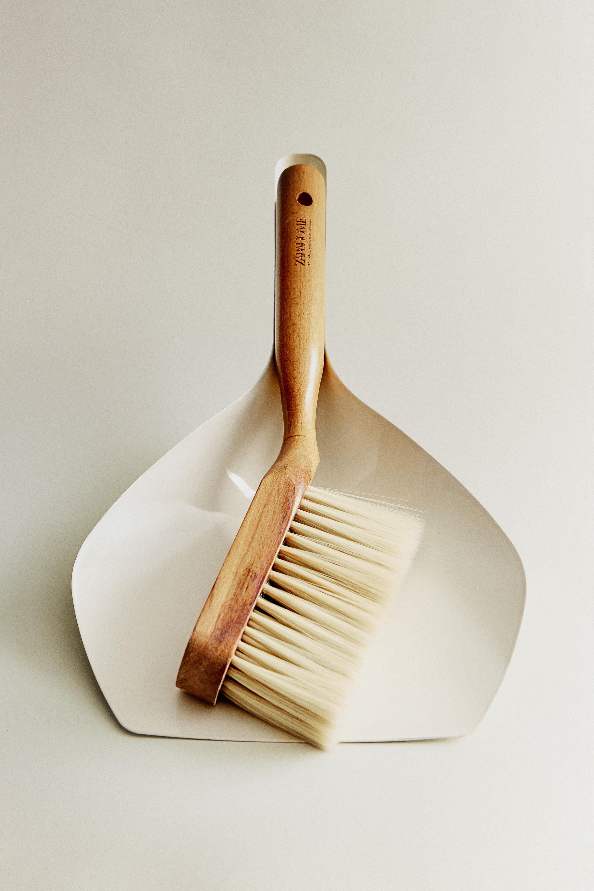 BRUSH AND DUSTPAN SET — White
