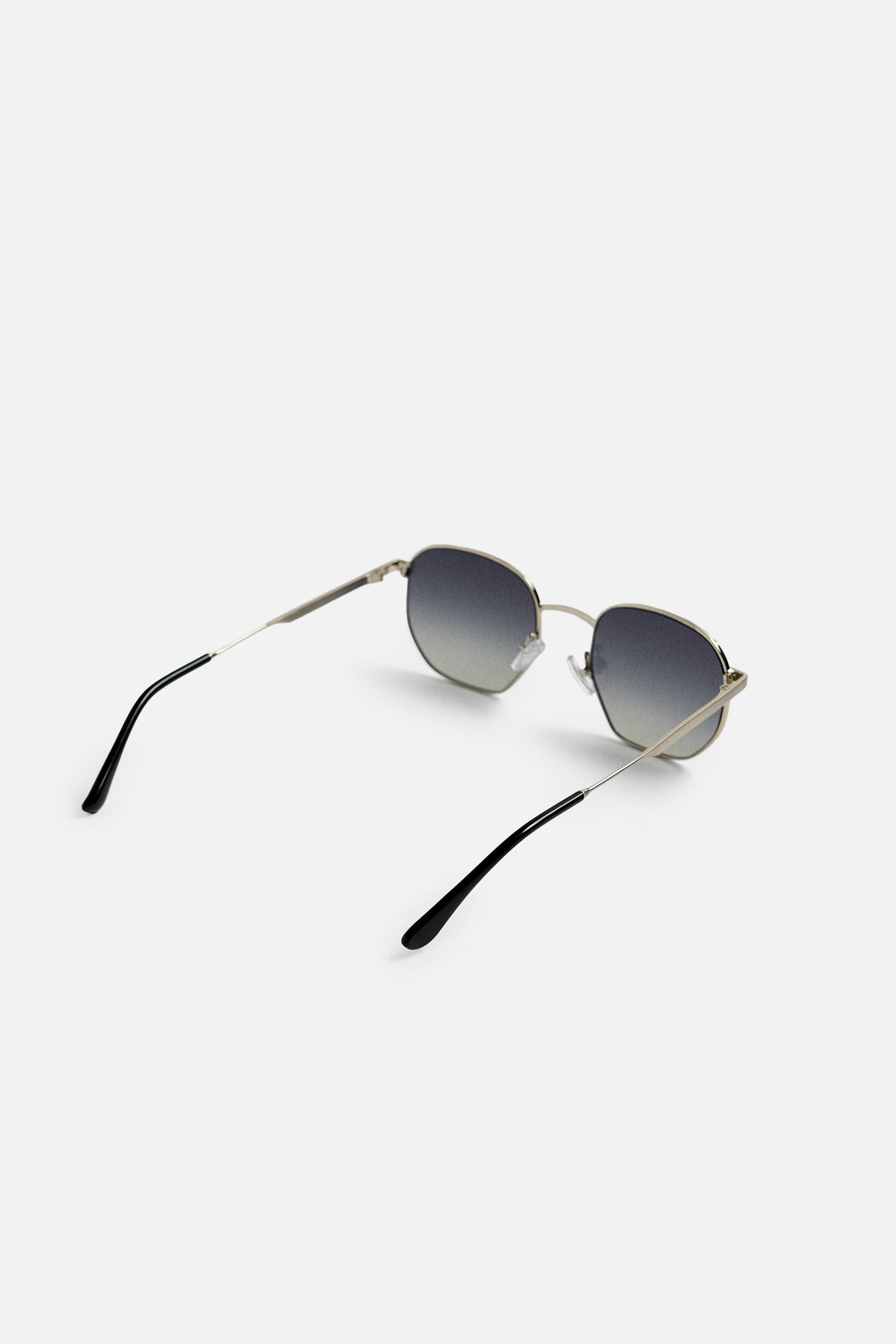 新品未使用　金属製　偏光メタルサングラス　シルバー シルバーカラーのメタルフレームがあしらわれた、スクエア