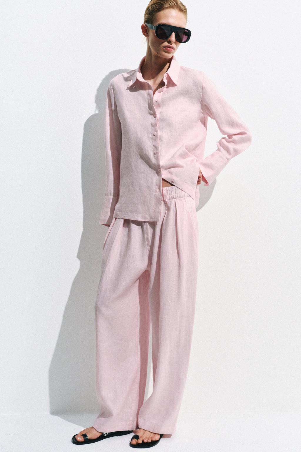 Rosa Hemd-Set mit langen &Auml;rmeln und Kn&ouml;pfen und passender weiter Hose.