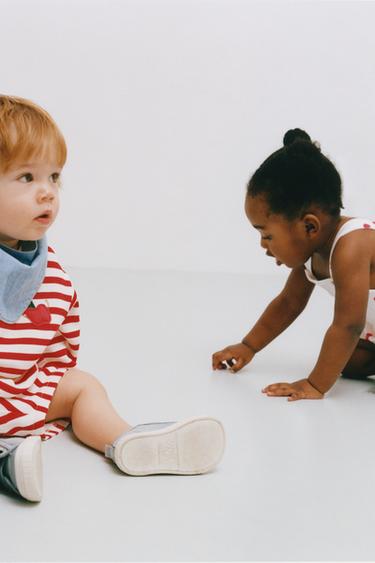 ČRTAST PULOVER Z NAŠITKOM JABOLKA - Rdeča / Bela od Zare