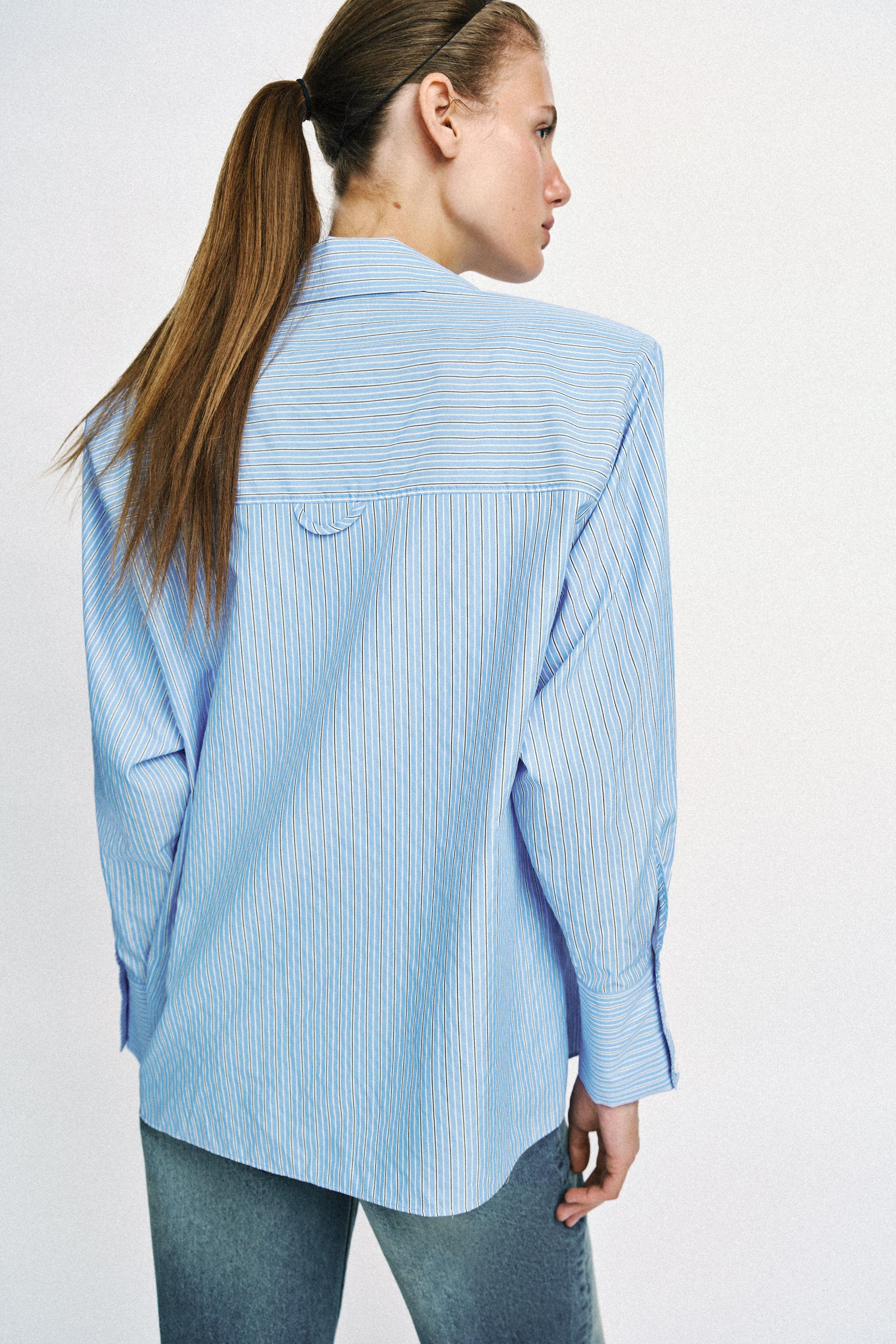 CHEMISE À RAYURES EN POPELINE AVEC ÉPAULETTES