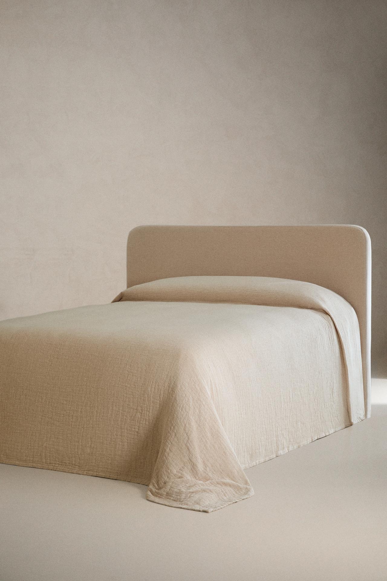TEXTURED BEDSPREAD — Light beige