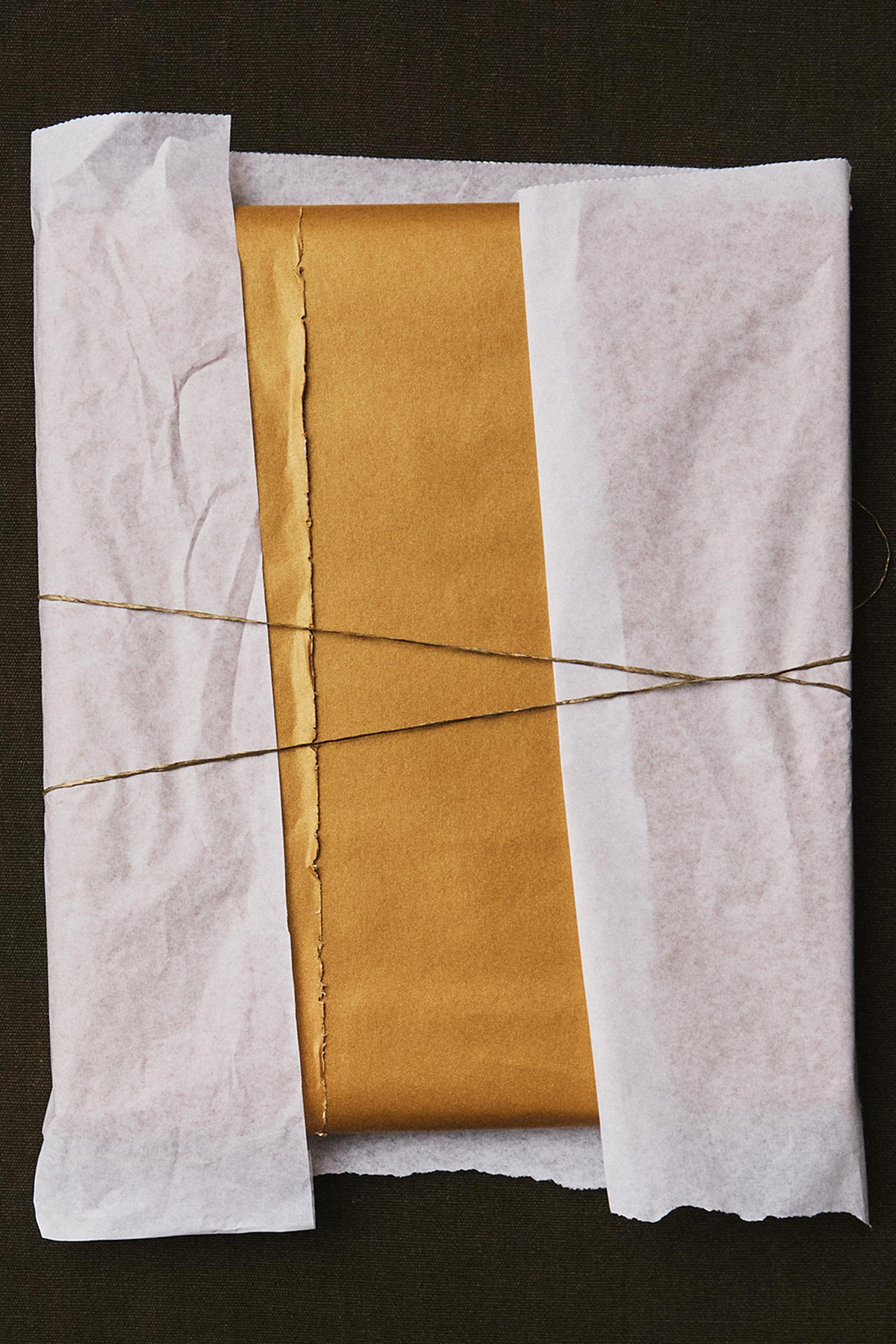 GOLD CHRISTMAS WRAPPING PAPER