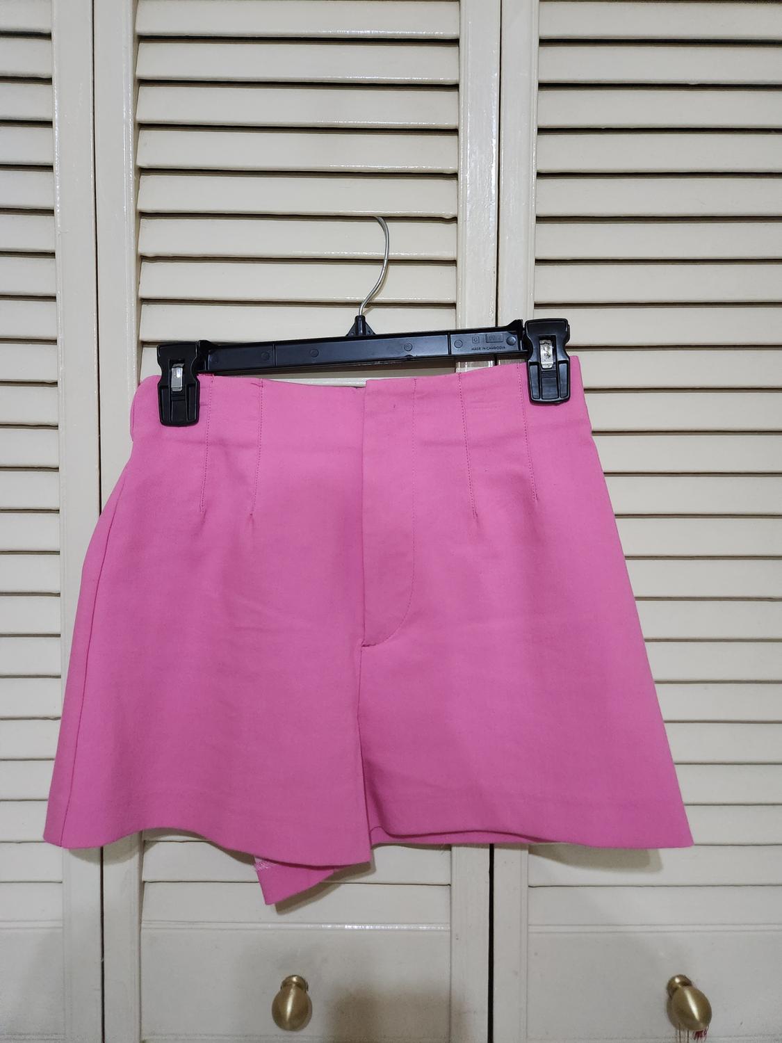 HIGH-WAISTED SHORTS