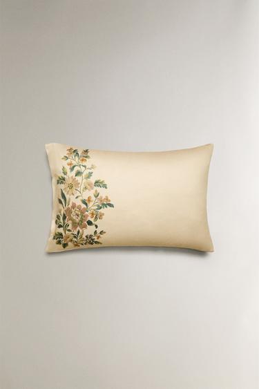 TAIE D’OREILLER SATIN IMPRIMÉ FLEURS - Écru de Zara - Image 3