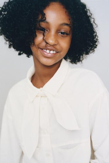 قميص قصير بوشاح قابل للإزالة - أبيض مكسور الخاص بـ Zara