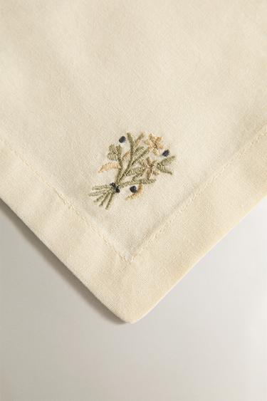 PACK SERVIETTES DE TABLE BRODERIE FLEURS (LOT DE 4) - Écru de Zara - Image 3