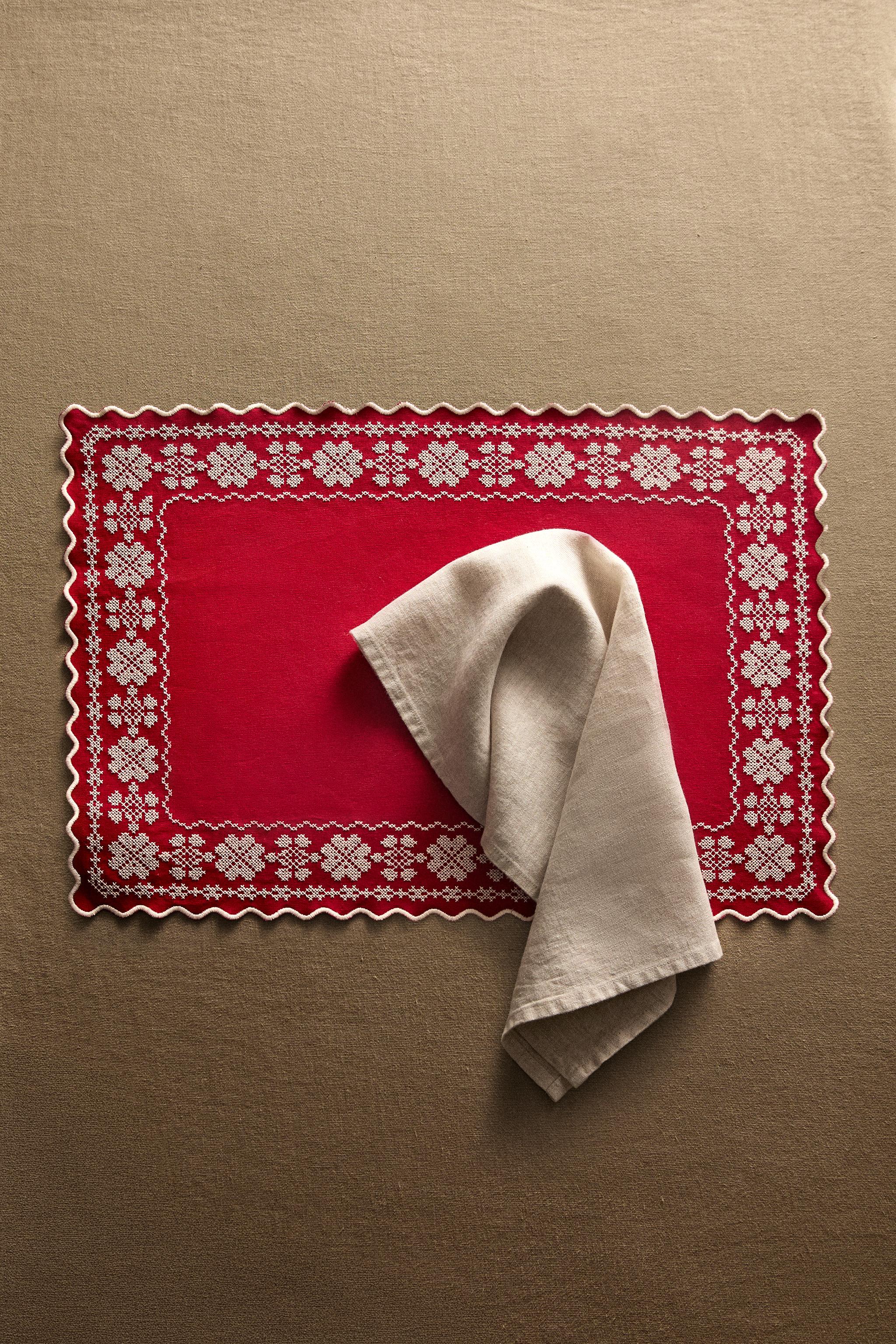 CHRISTMAS PLACEMAT WITH GEOMETRIC EMBROIDERY