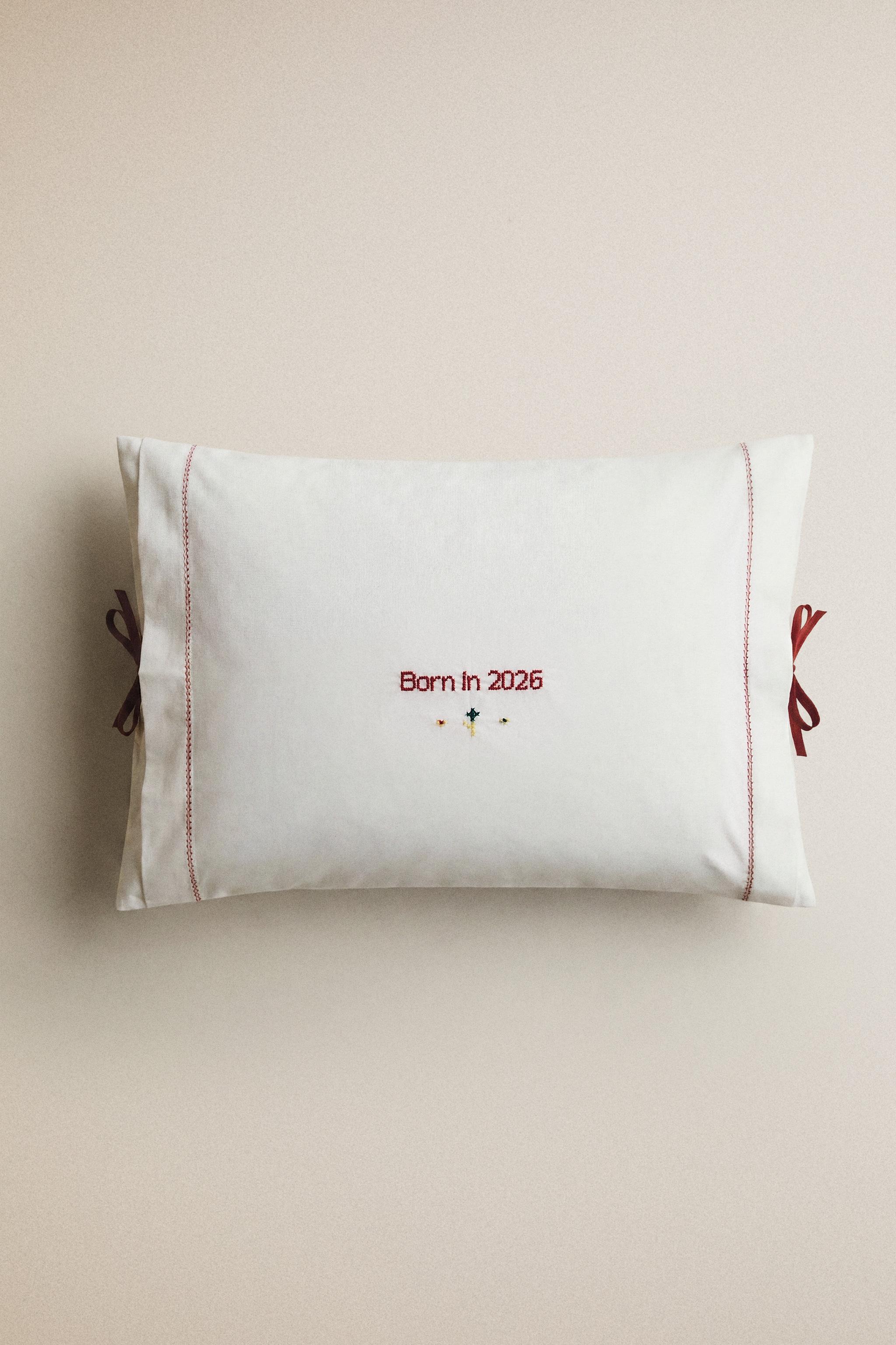 HOUSSE DE COUSSIN ENFANT "BORN IN 2026"