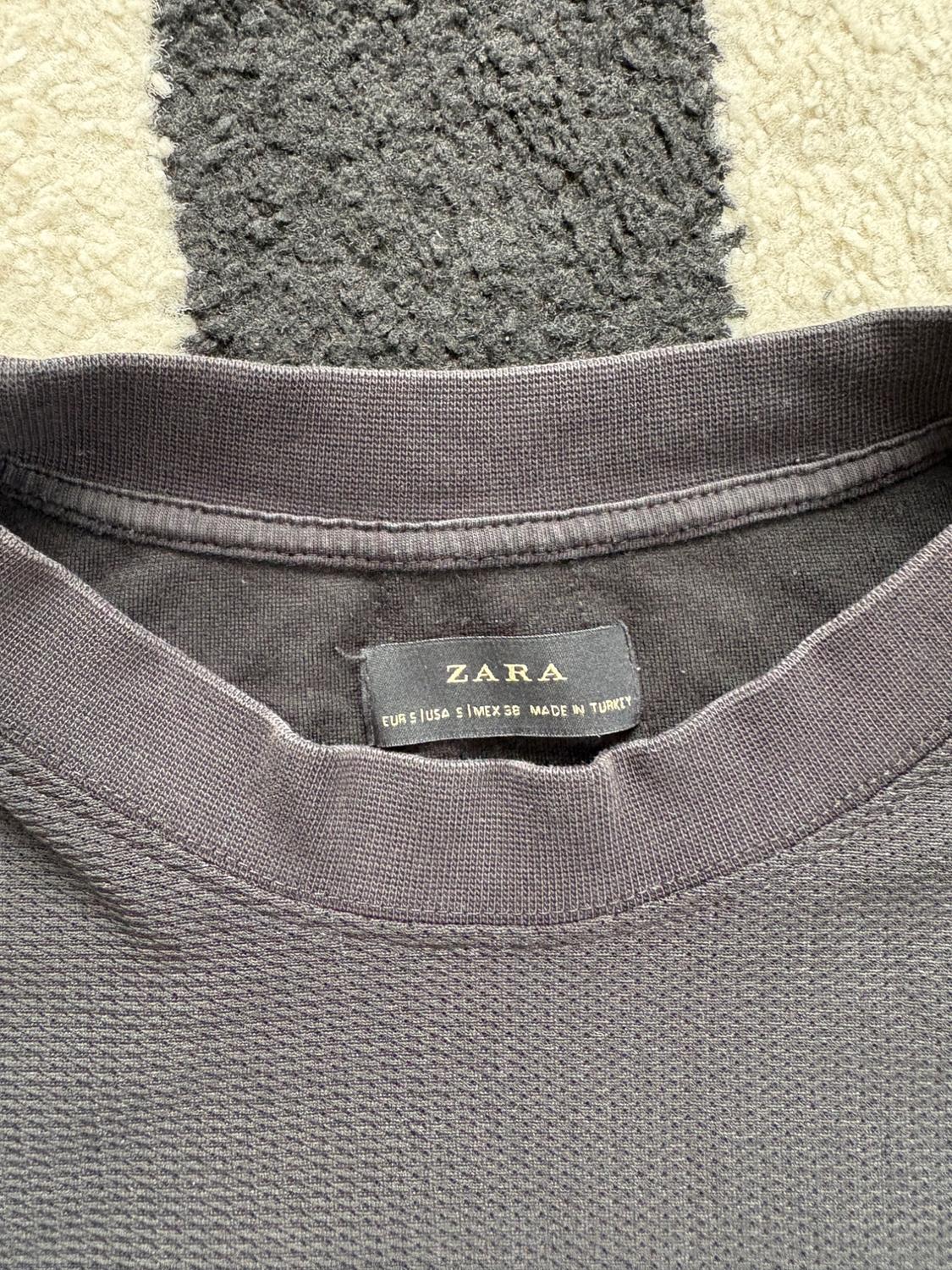 BLACK SLEEVELESS WITH BREATHABLE FRONT - Image 3