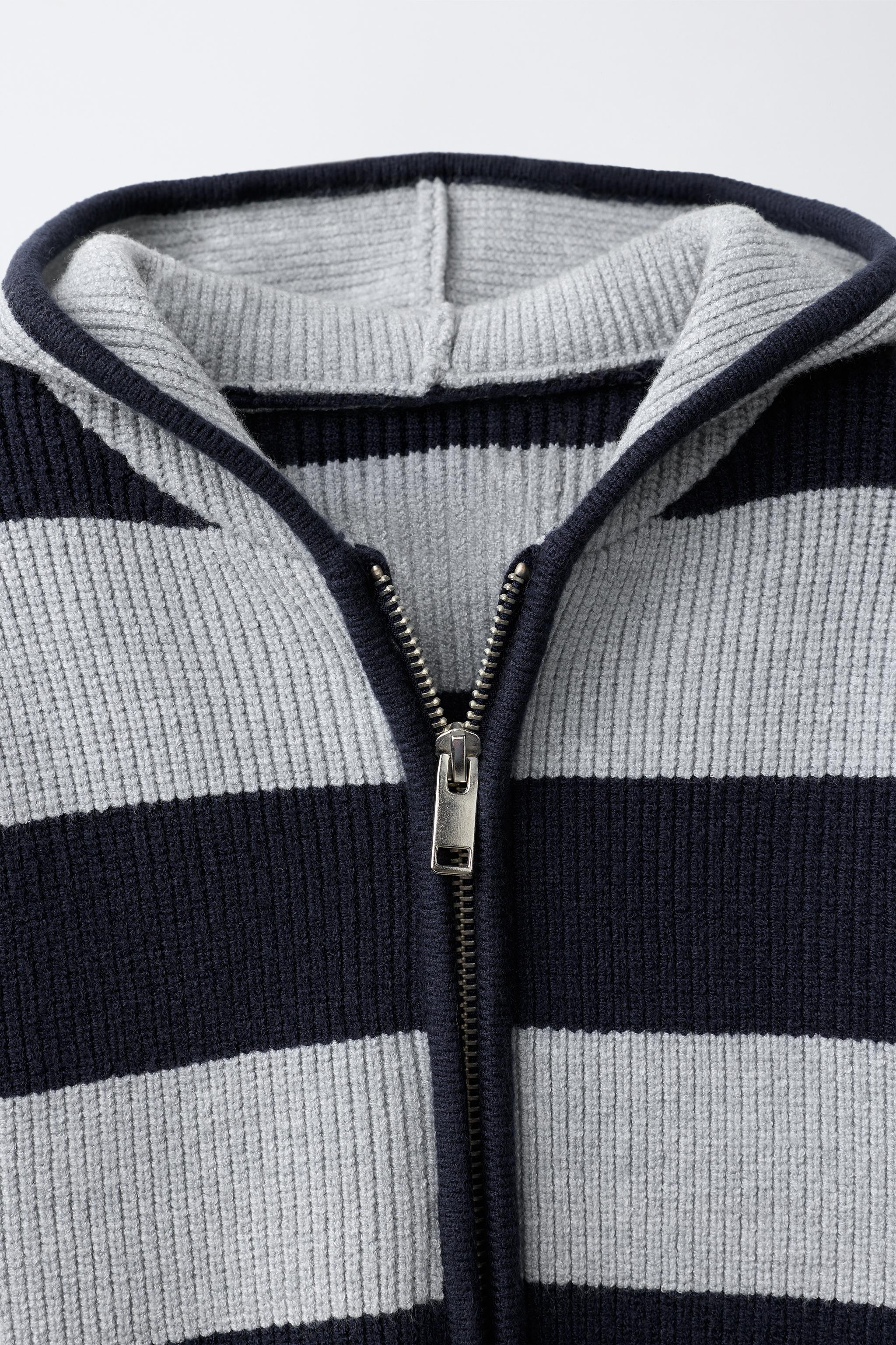 GILET EN MAILLE À CAPUCHE ET RAYURES