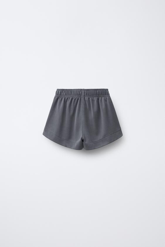 BERMUDA SHORTS WITH PIPING DETAIL