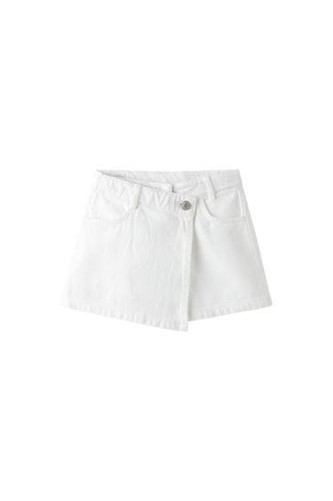 Front view of a white mini skirt with front pockets and button fastening.