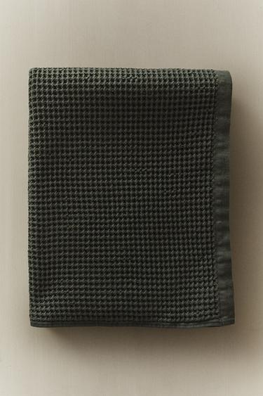 WAFFLE-KNIT COTTON BATH TOWEL - Dark green by Zara