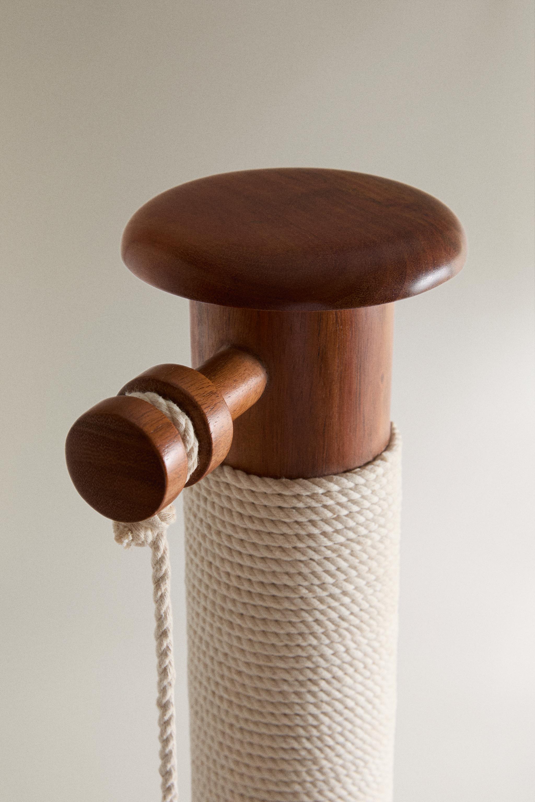 WOOD AND COTTON CAT SCRATCHER — Beige-brown