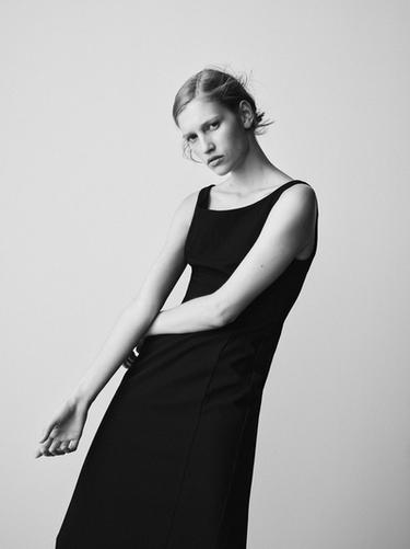 MIDIKJOLE MED BÅDHALS - Sort fra Zara