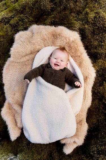 ΠΛΕΚΤΗ ΟΛΟΣΩΜΗ ΦΟΡΜΑ ΜΕ ΛΕΠΤΟΜΕΡΕΙΕΣ ΣΕ ΑΝΤΙΘΕΣΗ - Καφέ του Zara