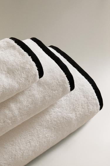 SERVIETTE DE BAIN BORDURE CONTRASTÉE - Blanc de Zara - Image 1