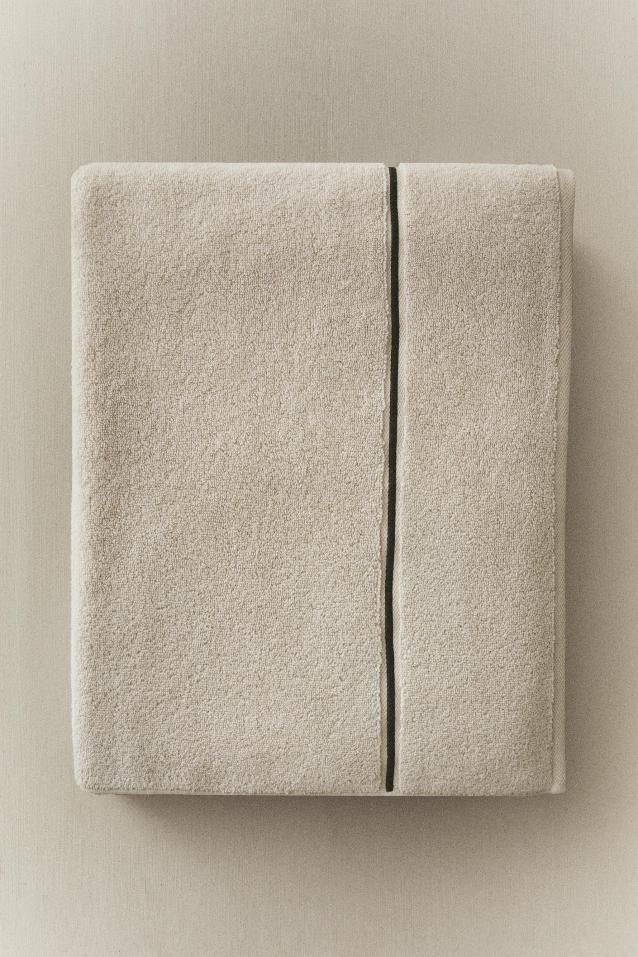 BATH TOWEL WITH EMBROIDERED SCALLOP