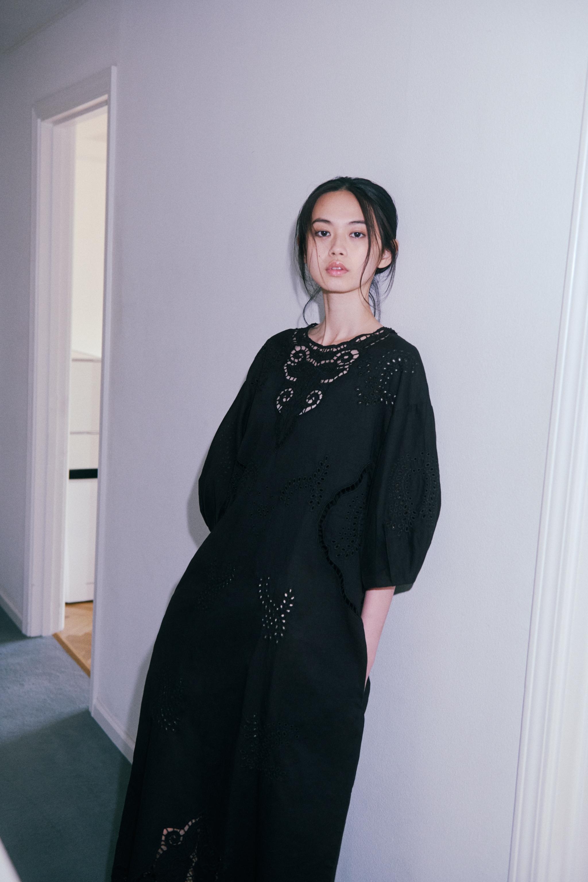 ZW COLLECTION 刺繍入りミディワンピース - ブラック | ZARA