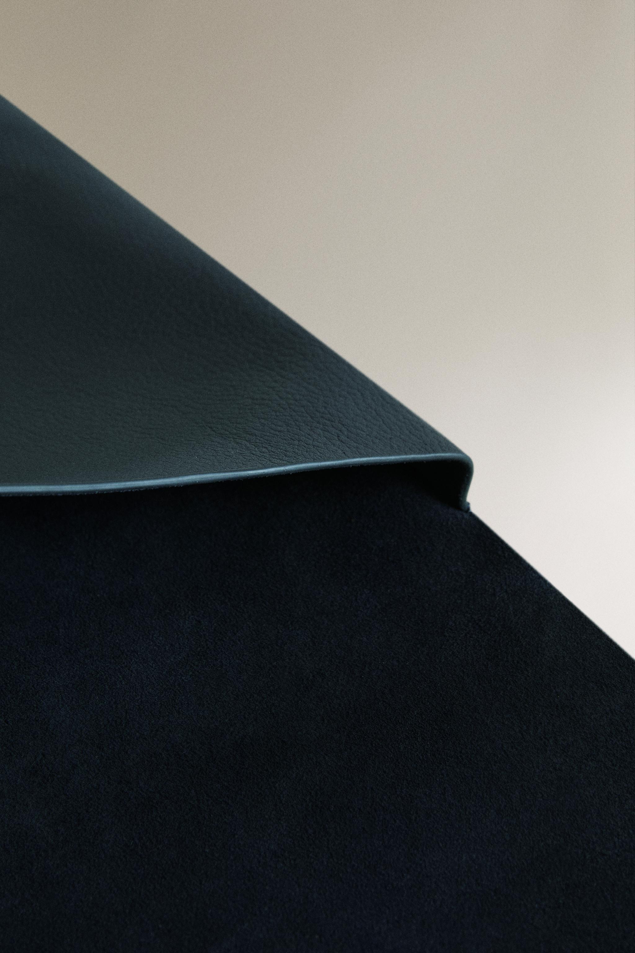 POCHETTE CUIR BOUTON BLEU
