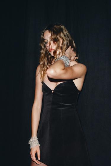 ROBE COURTE À BRETELLES AVEC VOLUME - Noir de Zara