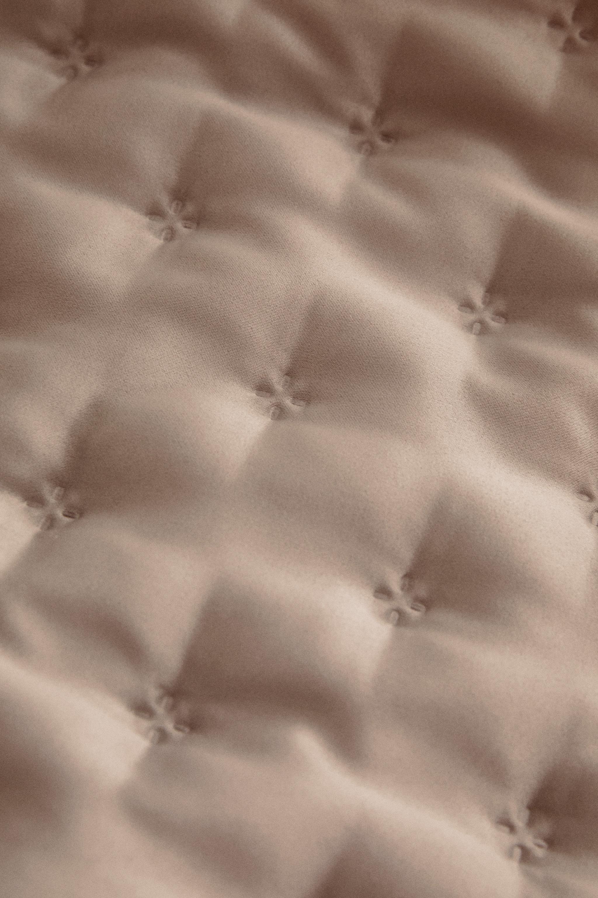 PLAIN SATEEN QUILT WITH KNOTS