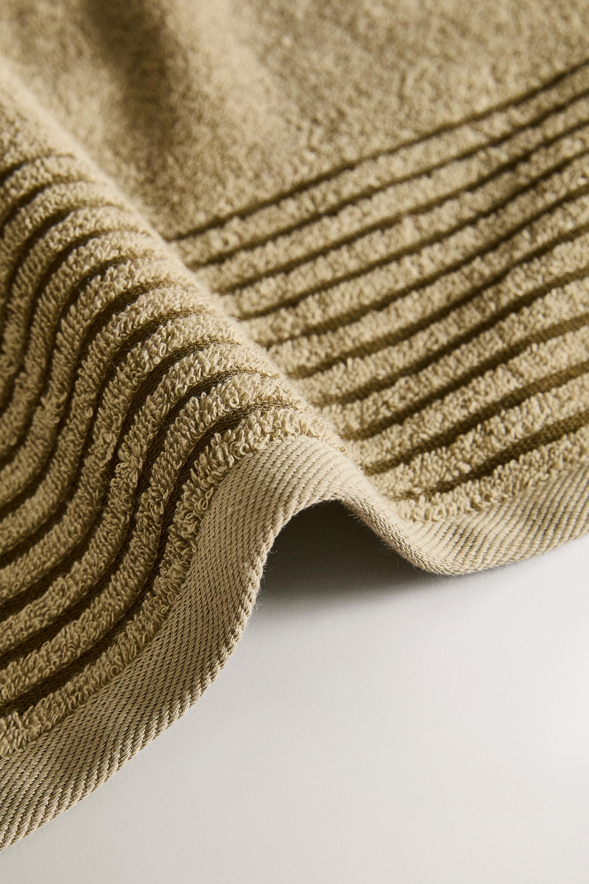 SERVIETTE DE BAIN FRISE CONTRASTANTE
