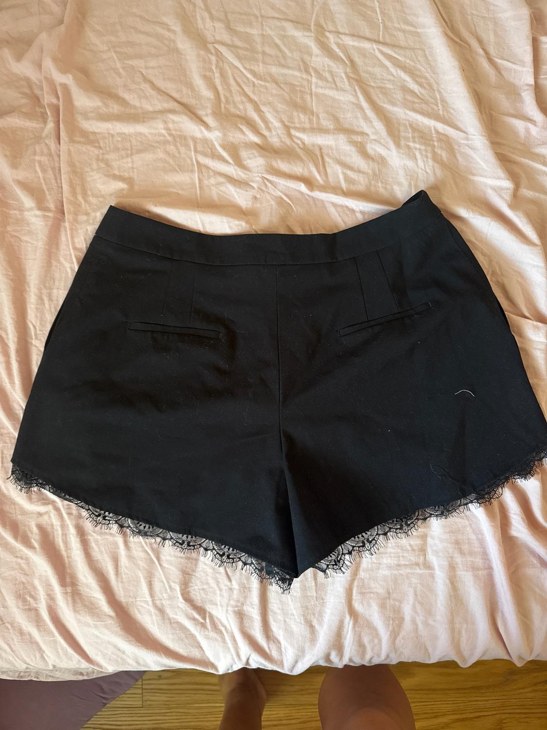 LACE TRIM SHORTS - Image 2