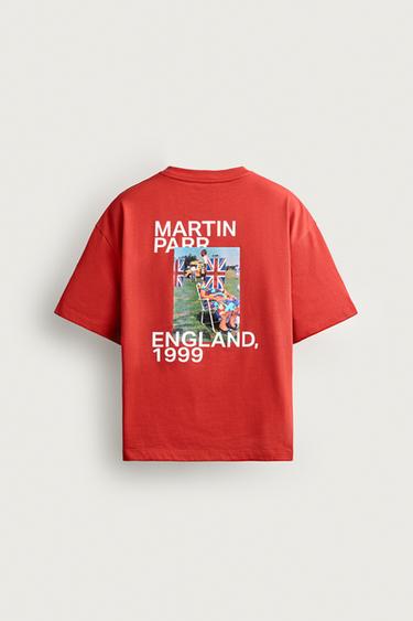 ENGLAND 1999 PHOTOGRAPHY T-SHIRT ©MARTIN PARR @ DMB - Red by Zara