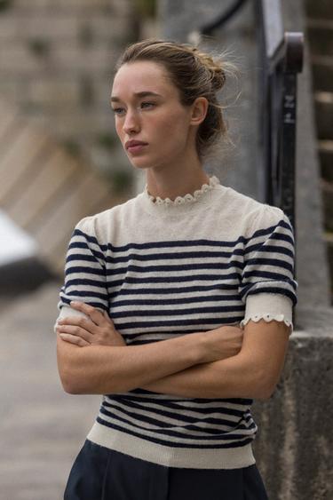 PULL EN MAILLE À RAYURES À MANCHES COURTES - Rayures de Zara