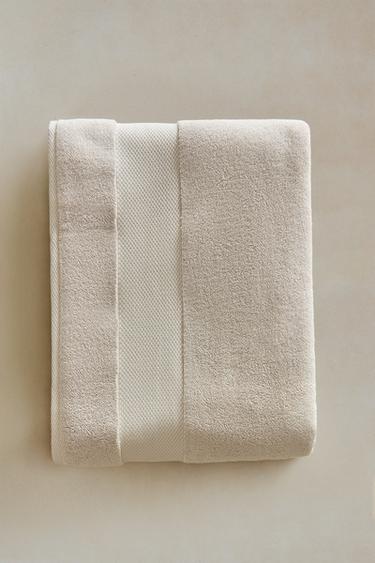 (800 GXM²) SERVIETTE DE BAIN EXTRA DOUCE - Beige clair de Zara