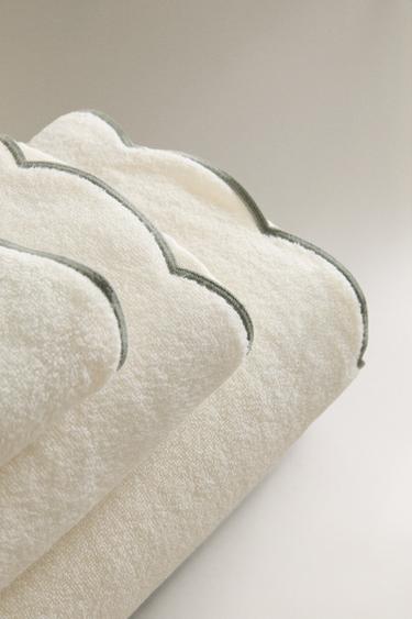 BATH TOWEL WITH SCALLOPED EDGE - Mid-green by Zara - Image 1