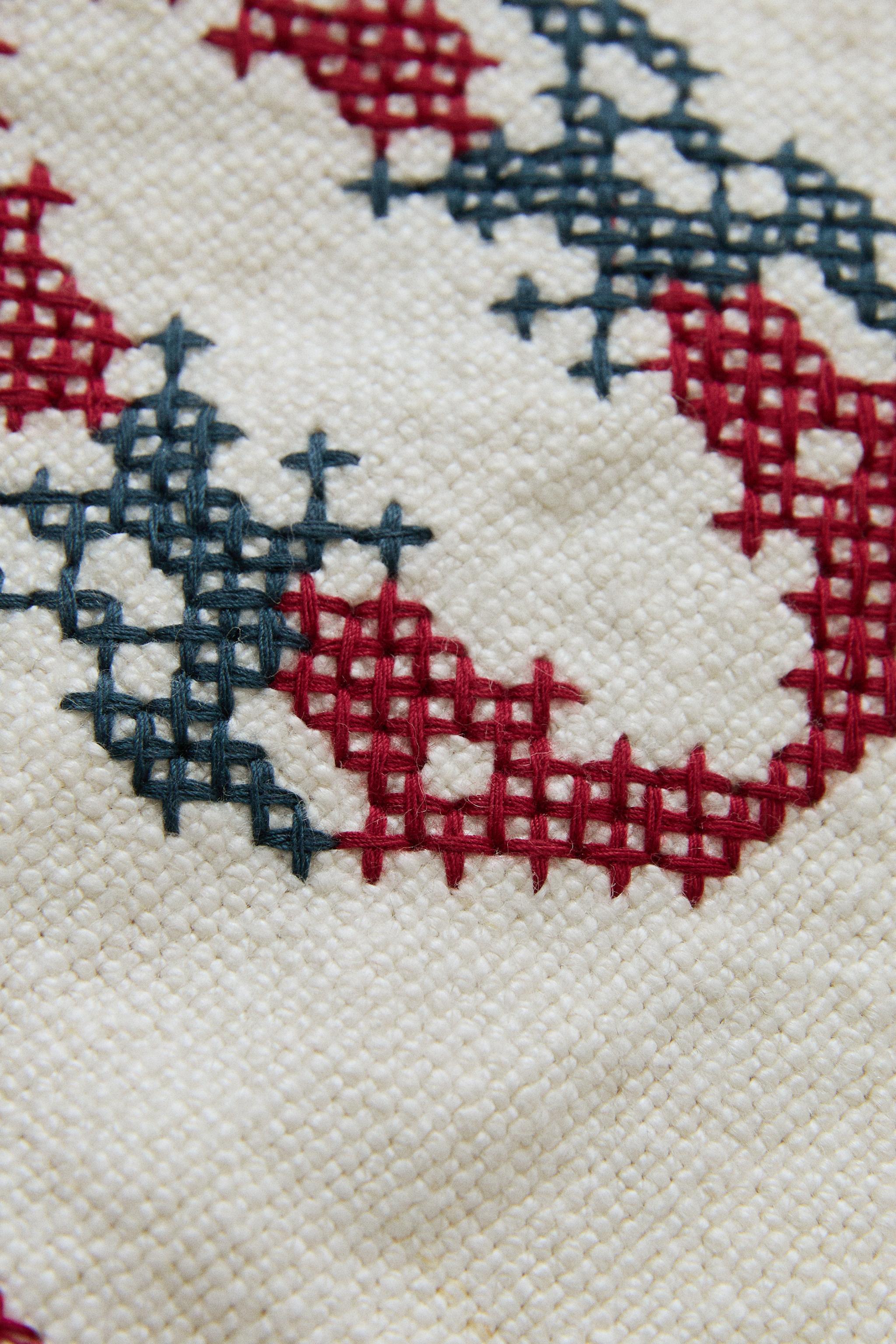LINEN CUSHION WITH EMBROIDERED LETTER O — Ecru