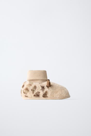 نعال منزلي زرافة - بني رملي by Zara - Image 0