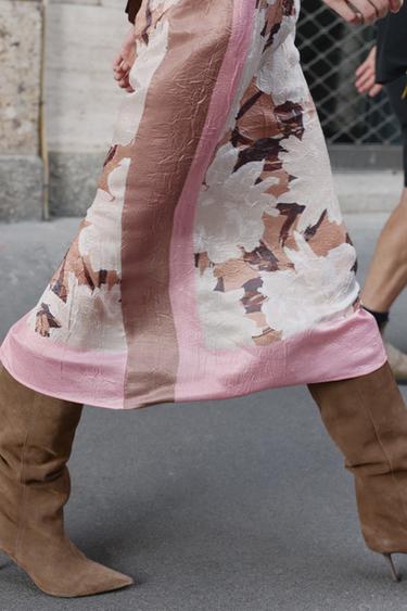 JUPE MIDI SATINÉE À IMPRIMÉ FLORAL - Roses de Zara - Image 4