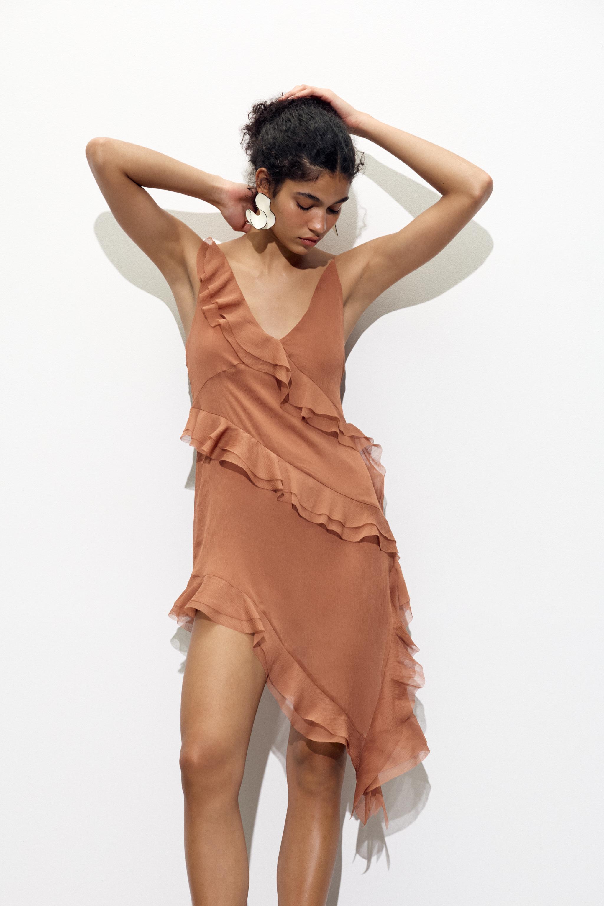ROBE ASYMÉTRIQUE À VOLANTS