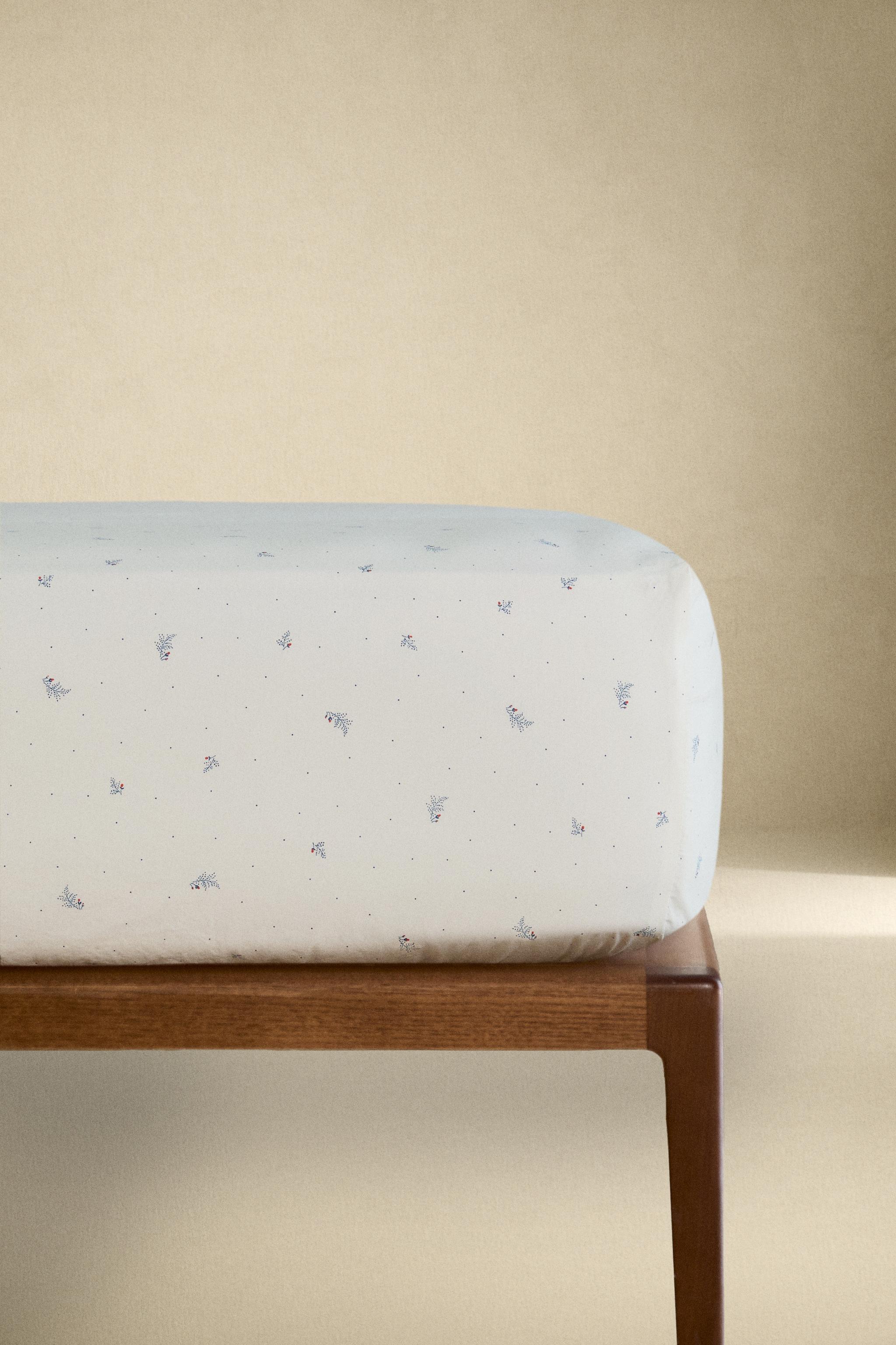 KIDS' COTTON FITTED SHEET WITH LEAVES AND DOTS — White / Navy