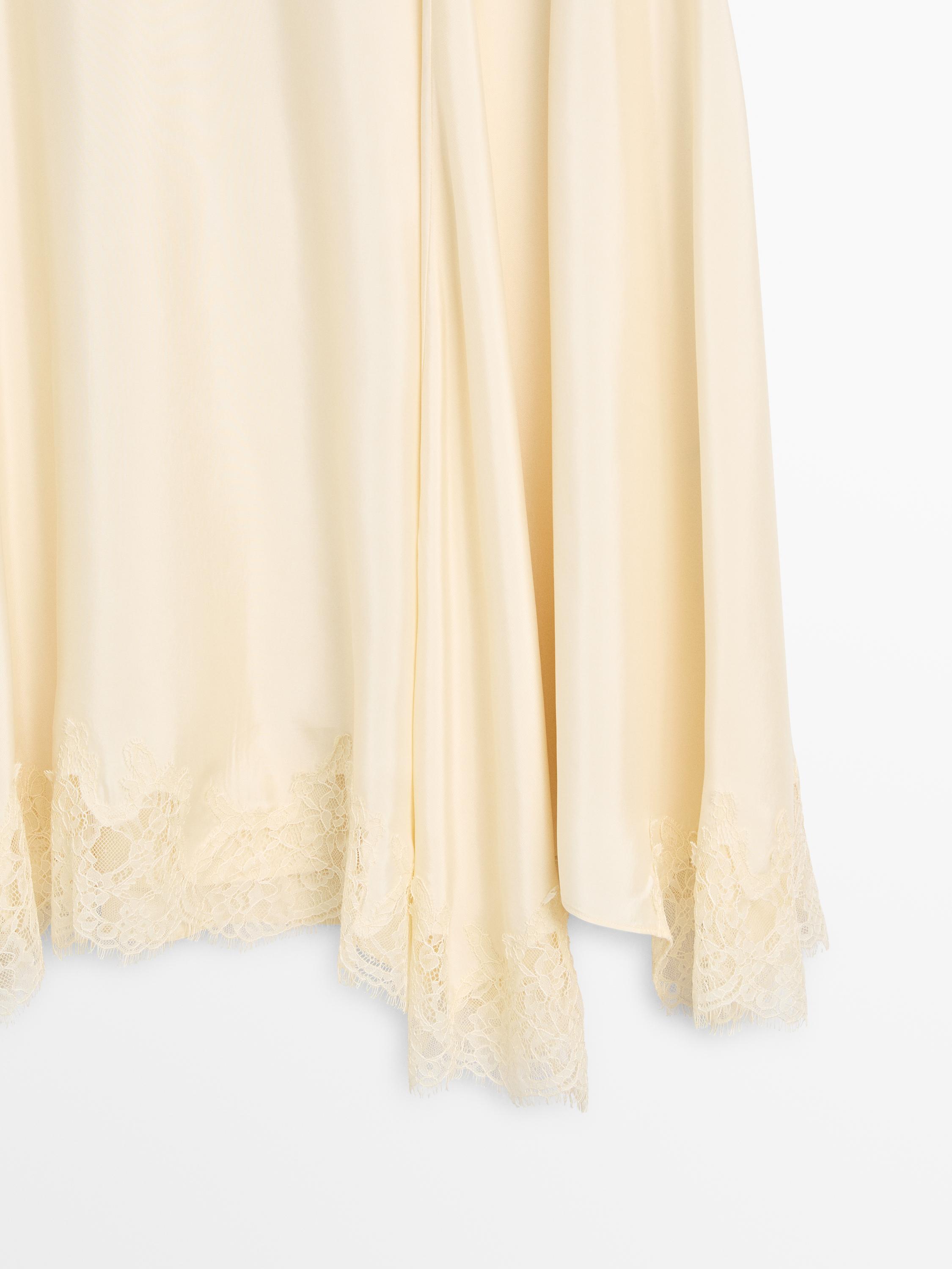 Jupe asymétrique détail lingerie