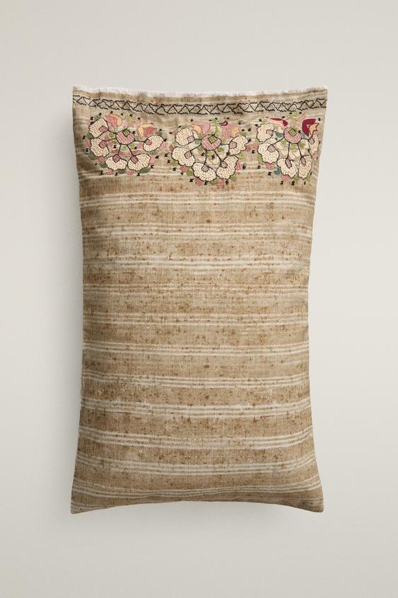 KISSENBEZUG GESTREIFT MIT BLUMENSTICKEREI - Hellbeige von Zara - Bild 0