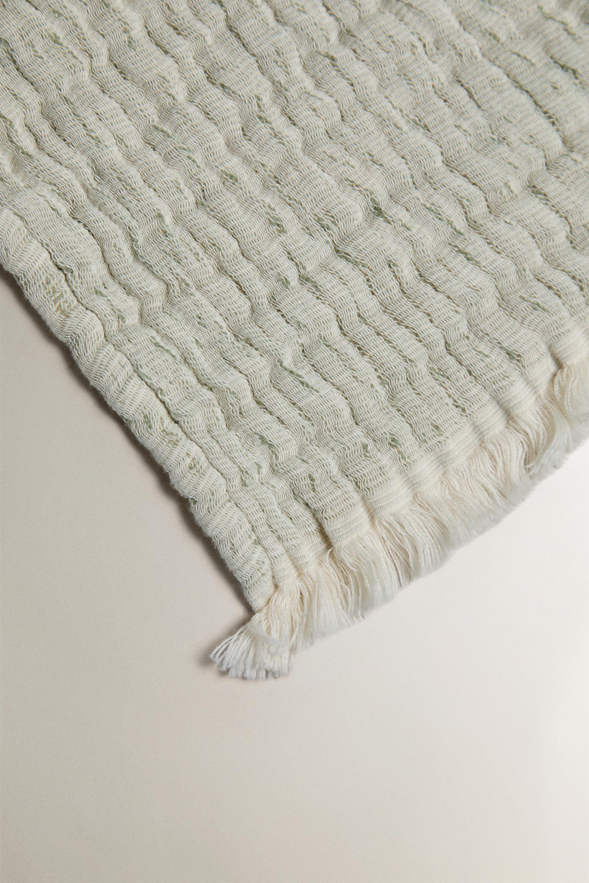 TEXTURED JACQUARD BLANKET